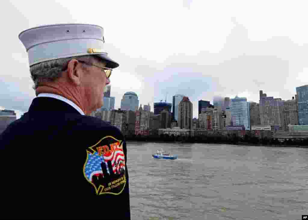 纽约号 9月8日进入纽约市时，纽约消防局长普里查□准备颁发纪念品。