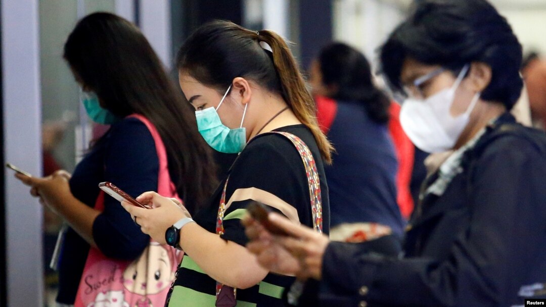 Para penumpang perempuan mengenakan masker menunggu MRT di Jakarta, 4 Maret 2020. (Foto: ilustrasi)