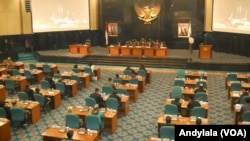 Suasana Rapat Paripurna DPRD DKI, di gedung DPRD DKI Jakarta, Kamis, 26 Februari 2015 (Foto: VOA/Andylala)