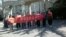 访民到中国外交部门口拉横幅声援静坐维权人士。(博讯网)