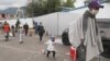 Refugiados venezolanos dejan la embajada de su país en Quito, Ecuador, en donde intentaron obtener ayuda para regresar a Venezuela con la agudización de la crisis económica por la pandemia de coronavirus.