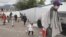 Refugiados venezolanos dejan la embajada de su país en Quito, Ecuador, en donde intentaron obtener ayuda para regresar a Venezuela con la agudización de la crisis económica por la pandemia de coronavirus.