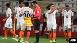 Pemain depan timnas India, Sunil Chhetri (kedua dari kanan), merayakan gol yang dicetaknya dalam laga penyisihan Grup A Piala Asia antara Thailand dan India di Stadion Al Nahyan, Abu Dhabi, 6 Januari 2019. 