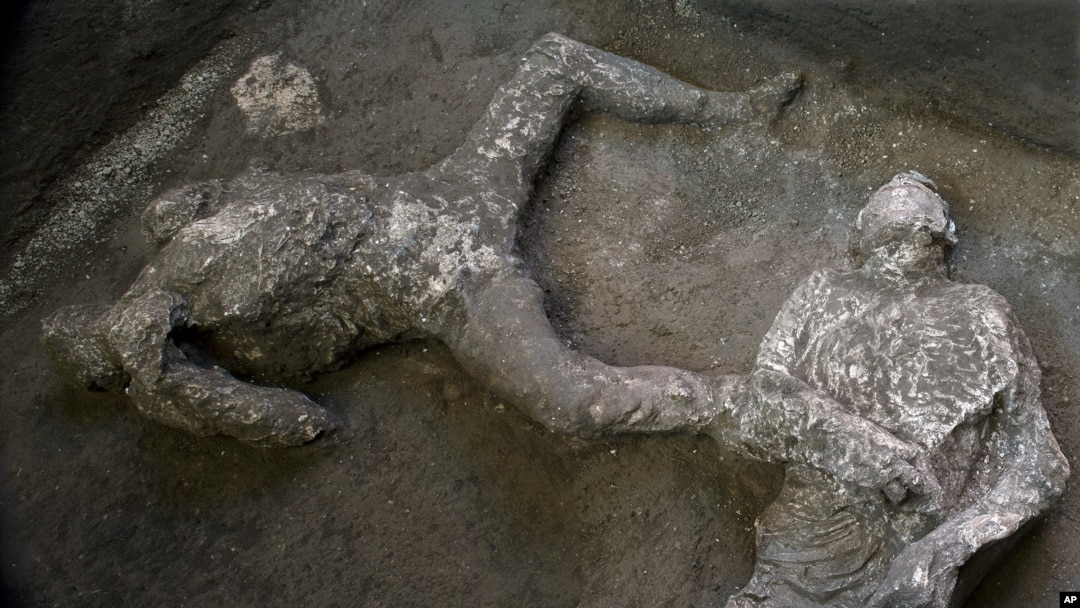 Dua jasad yang diyakini adalah orang kaya dan budak prianya yang melarikan diri dari letusan gunung berapi Vesuvius hampir 2.000 tahun yang lalu. (Foto: AP)