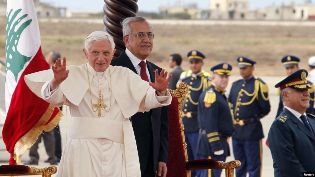 Paus Benediktus XVI melambai kepada massa yang menyambutnya di bandara internasional Beirut bersama Presiden Lebanon, Michel Suleiman, Jumat (14/9). 