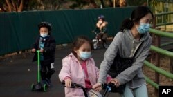 香港公園裡帶著口罩的市民和兒童。 （2020年1月31日）