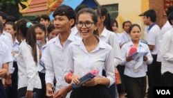 Students walk out of Santhormok examination center on the first day of grade 12 examination, on August 24th, 2015. (Photo: Pang Chamnan/VOA Khmer) 