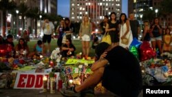 Cư dân địa phương Jean Dasilva thương tiếc cho người bạn đã thiệt mạng trong vụ xả súng tại một đài tưởng niệm tạm thời tại trung tâm thành phố Orlando, Florida, ngày 14 tháng 6 năm 2016.