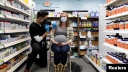 Una mujer en avanzado estado de gestación recibe la vacuna Pfizer contra el COVID-19 en Pensilvania, EE. UU., en febrero de 2021.