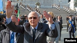 Italy's President Giorgio Napolitano waves during a Liberation Day ceremony at the Unknown Soldier's monument in Rome, April 25 2014.