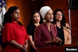 Ilhan Omar memberikan keterangan kepada pers, Senin (15/7) bersama anggota Dewan Perwakilan AS lainnya, dari kiri: Ayanna Pressley Alexandria Ocasio-Cortez dan Rashida Tlaib.