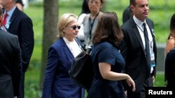 La candidate démocrate à la présidentielle américaine, Hillary Clinton, à son arrivée aux cérémonies marquant le 15ème anniversaire des attentats du 11-Septembre à New York, États-Unis, 11 septembre 2016.