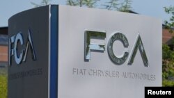 Tulisan "Fiat Chrysler Automobiles (FCA)" terpampang di depan kantor pusatnya di Auburn Hills, Michigan. 