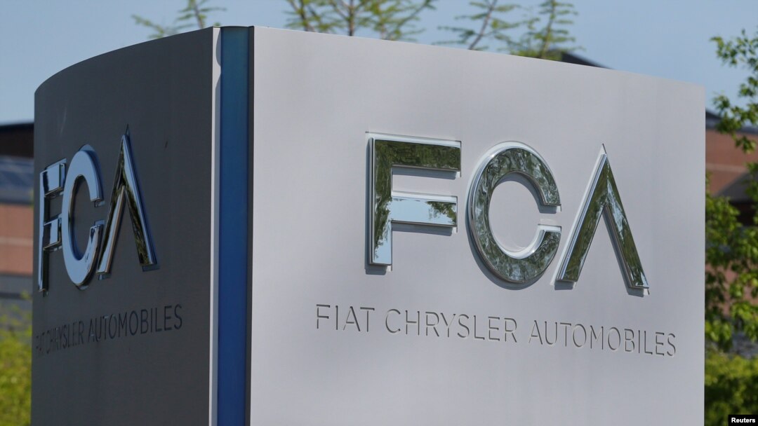 Tanda Fiat Chrysler terlihat di depan kantor pusatnya di Auburn Hills, Michigan (foto: ilustrasi). 