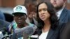 La procureur Marilyn Mosby de Baltimore (à droite), tient une conférence de presse à proximité du site où Freddie Gray a été arrêté, Baltimore, le mercredi 27 Juillet, 2016. A gauche, le père de Gray, Richard Shipley. (AP Photo / Steve Ruark)