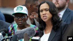 La procureur Marilyn Mosby de Baltimore (à droite), tient une conférence de presse à proximité du site où Freddie Gray a été arrêté, Baltimore, le mercredi 27 Juillet, 2016. A gauche, le père de Gray, Richard Shipley. (AP Photo / Steve Ruark)