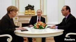 Nemačka kancelarka Angela Merkel, ruski i francuski predsednik Vladimir Putin i Fransoa Oland tokom susreta u Kremlju