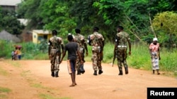 Militares patrulham as ruas da Gorongosa, no centro de Moçambique, antes das eleições locais de 19 de novembro de 2013 