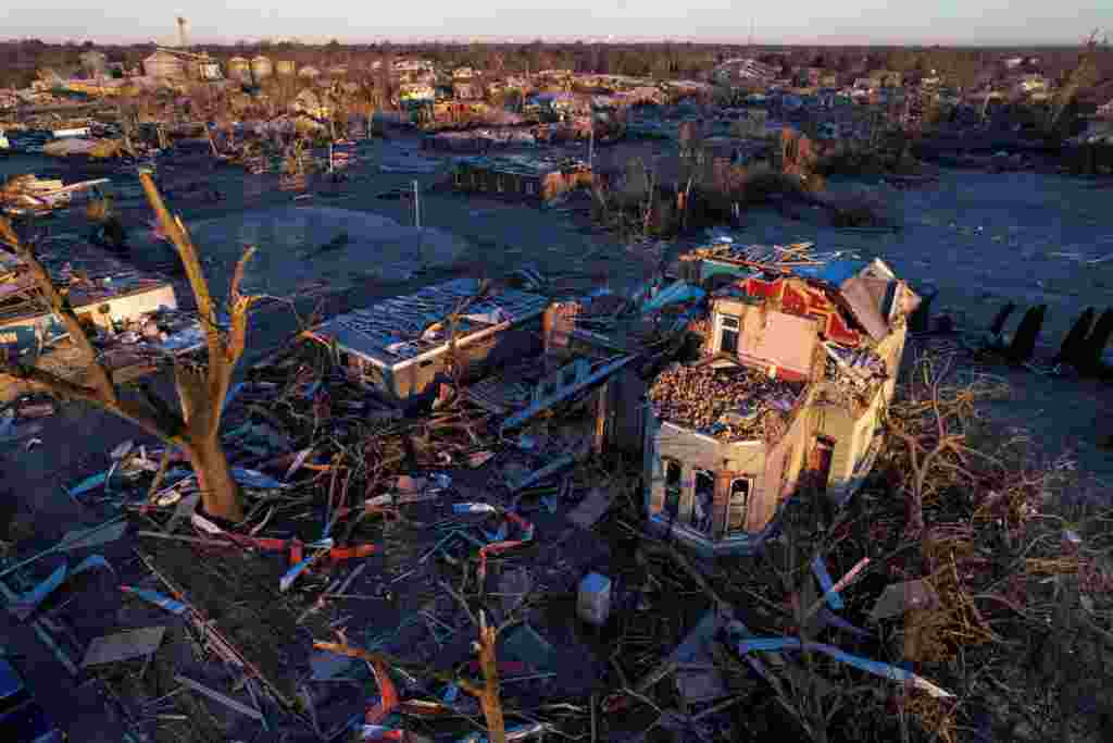 Una vista general de los daños y los escombros después de los tornados, en Mayfield, Kentucky.