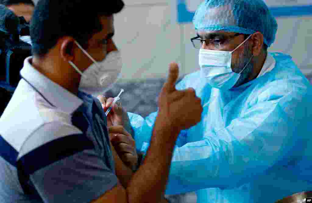 شروع تزریق واکسن ویروس کرونای سینوفارم ساخت چین، در یک کلینیک در بغداد، عراق