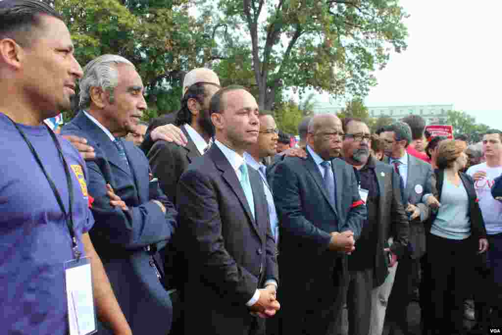 Como parte de los actos de desobediencia civil el congresista Luis Gutiérrez junto a sus colegas bloquearon la calle frente al Congreso.