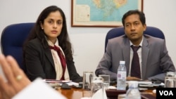 A visiting team leader of International Monetary Fund (IMF) to Cambodia, Ms. Sonali Jain-Chandra (left) and an outgoing IMF resident representative in Cambodia, Faisal Ahmed, give a media briefing for a 12-day visit of IMF team and Cambodian macroeconomic development at IMF office in Phnom Penh on Friday, July 2, 2015. (Neou Vannarin/VOA Khmer)