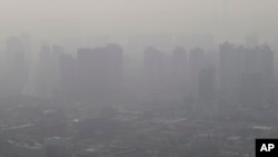 Gedung-gedung pencakar langit dan rumah-rumah di Seoul, Korea Utara berselimut asap tebal akibat polusi udara, 26 Februari 2014. (Foto: dok). 