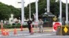 Personal de seguridad monta guardia frente a la entrada de la Base Conjunta de Pearl Harbor-Hickman en Hawái.