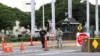 Personal de seguridad monta guardia frente a la entrada de la Base Conjunta de Pearl Harbor-Hickman en Hawái.