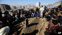 아프가니스탄 카불에서 11일 폭탄공격으로 인한 사망자들의 장례식이 열리고 있다. (자료사진) 