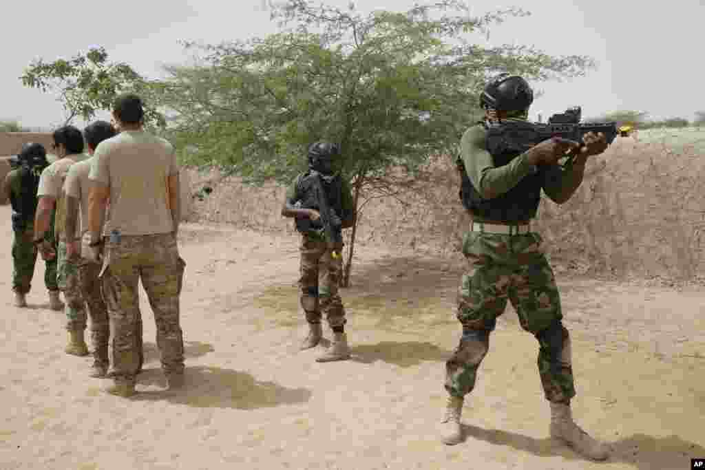 Les forces spéciales nigérianes prennent part à un exercice de libération d&#39;otages à Mao, Tchad, samedi 7 mars 2015.