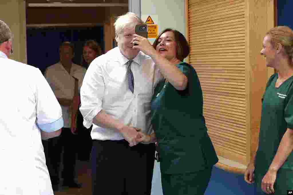 بوریس جانسون نخست وزیر بریتانیا در حاشیه دیدار از یک بیمارستان، با خدمه آنجا سلفی می گیرد. او قصد دارد ۲.۲ میلیارد پوند به بودجه خدمات ملی سلامتی بریتانیا اضافه کند.&nbsp;