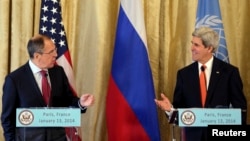 El secretario de Estado, John Kerry, intercambia saludos con su contraparte rusaSergei Lavrov en París.