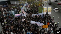 香港一萬三千人遊行譴責對前明報總編劉進圖的惡意襲擊，呼籲警方全力緝兇