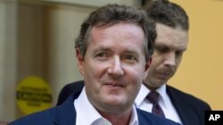 Pembawa acara stasiun televisi CNN Piers Morgan, yang menyerang tamunya, aktivis pro-senjata, dengan perkataan seperti "idiot" dan "bodoh." (AP/Jae C. Hong)