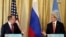 AQSh davlat kotibi Jon Kerri (o'ngda) va Rossiya tashqi ishlar vaziri Sergey Lavrov Parijda matbuot anjumanida qatnashmoqda, 13-yanvar, 2014-yil