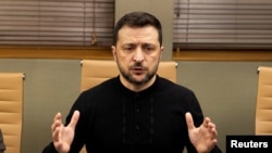 El presidente ucraniano, Volodymyr Zelenskyy, habla con la prensa en Londres, Reino Unido, el 2 de marzo de 2025.