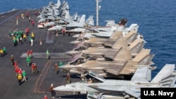 美国海军发布的照片显示在美国海军尼米兹级航空母舰“亚伯拉罕·林肯”号飞行甲板上待命的战斗机。这艘航母目前正在为“史诗狂怒行动”提供支持。(2026年2月28日)