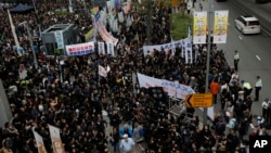 2일 홍콩에서 최근 발생한 언론인 피살 사건을 규탄하고, 중국 당국의 검열 언론 통제에 반대하는 대규모 거리 시위가 열렸다.