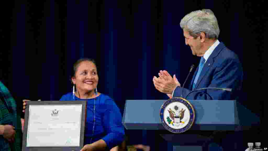 Secrétaire d&#39;Etat John Kerry, à droite, et Norotiana Raboarivelo Jeannoda de Madagascar, &nbsp;reconnu comme un &laquo; 2015 Trafficking in Persons héros&raquo; pour ses efforts dans la lutte mondiale contre l&#39;esclavage moderne, le lundi 27 juillet, 2015.