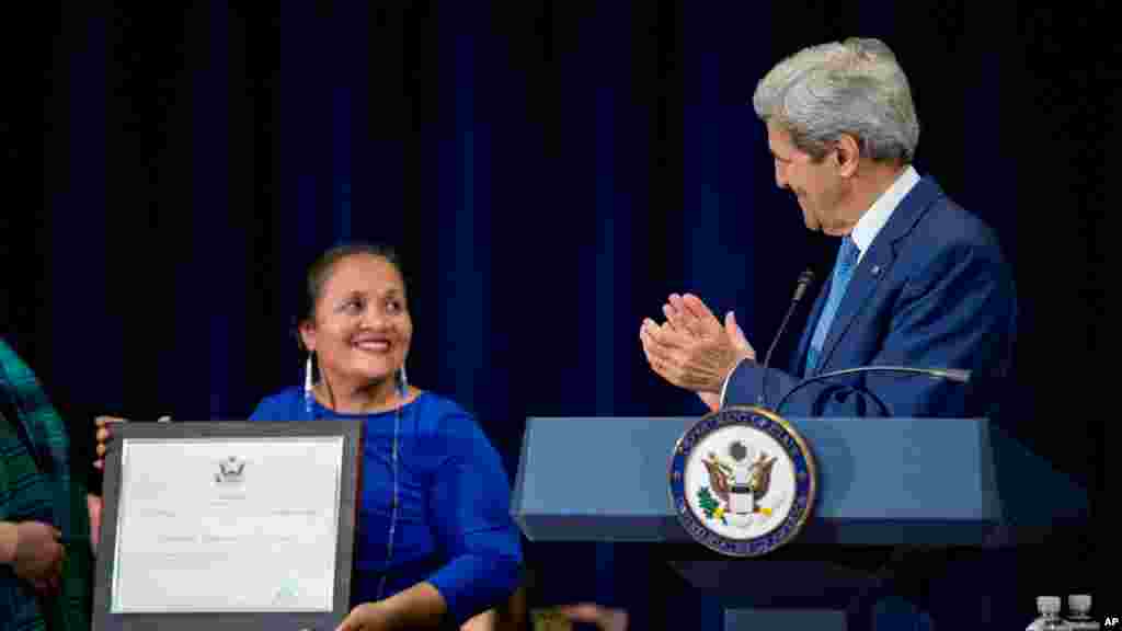 Secrétaire d'Etat John Kerry, à droite, et Norotiana Raboarivelo Jeannoda de Madagascar, reconnu comme un « 2015 Trafficking in Persons héros» pour ses efforts dans la lutte mondiale contre l'esclavage moderne, le lundi 27 juillet, 2015.