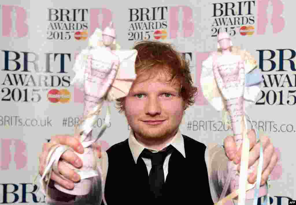 British singer-songwriter Ed Sheeran poses with his British album of the year award for &#39;X&#39; and his male solo artist award at the BRIT Awards 2015 in London, Feb. 25, 2015.