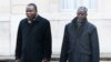 L'archevêque de Bangui, Dieudonné Nzapalainga,(à gauche), et Oumar Kobine Layama, en route pour un entretien avec le président français François Hollande à l'Elysée, à Paris, le jeudi 23 janvier 2014. 