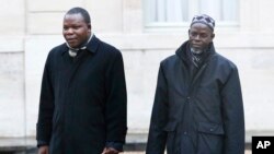 Imam Oumar Kobine Layama, right, and Bangui Archbishop Dieudonne Nzapalainga arrive at the Elysee Palace, in Paris, Jan. 23, 2014 (AP Photo/Christophe Ena)