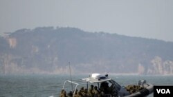 Angkatan Laut Korea Selatan menggunakan perahu untuk berpatroli di sebelah barat pulau Yeonpyong setelah latihan militer mereka dekat perbatasan dengan Korea Utara (20/2).