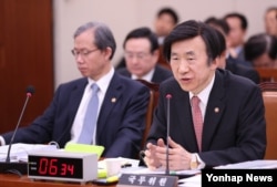 윤병세 한국 외교부 장관이 13일 국회에서 열린 외교통일위원회 전체회의에서 의원들의 질문에 답하고 있다.
