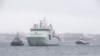 Kapal patroli Angkatan Laut Kanada, HMCS Harry DeWolf, kembali ke pelabuhan asalnya di Halifax, Nova Scotia, Kanada, usai menyelesaikan mengelilingi Amerika Utara, termasuk Arktik Northwest Passage, 16 Desember 2021. (Foto: Ted Pritchard/Reuters)