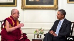 ປະທານາທິບໍດີສະຫະລັດ ທ່ານ Barack Obama ​​​ພົບປະອົງ​ດາ​ໄລ ລາ​ມະ ທີ່ຫ້ອງແຜນທີ່ ໃນທໍານຽບຂາວ.