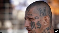 Seorang anggota geng MS-13 menghadiri misa di sebuah penjara di Ciudad Barrios, El Salvador. MS-13, atau Mara Salvatrucha, diyakini oleh jaksa federal memiliki ribuan anggota di seluruh AS, terutama imigran dari Amerika Tengah. (Foto: AP)