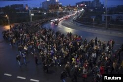 People walk during a march to commemorate Armenian servicemen killed in recent clashes over the breakaway Nagorno-Karabakh region in Yerevan, Armenia, April 10, 2016.